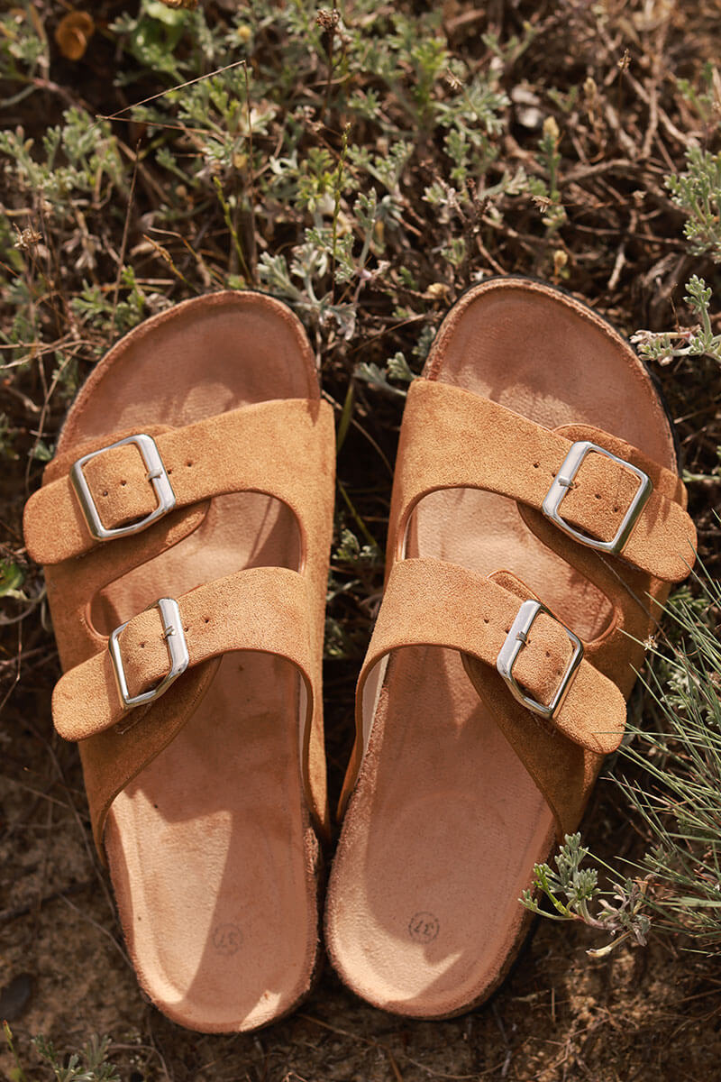 Sandales camel forme du pied en suédine double boucles réglables