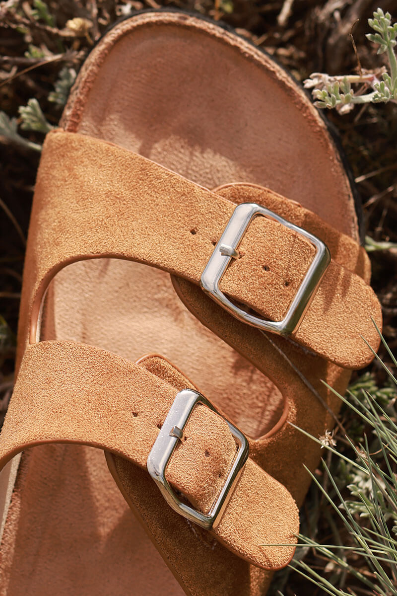Sandales camel forme du pied en suédine double boucles réglables