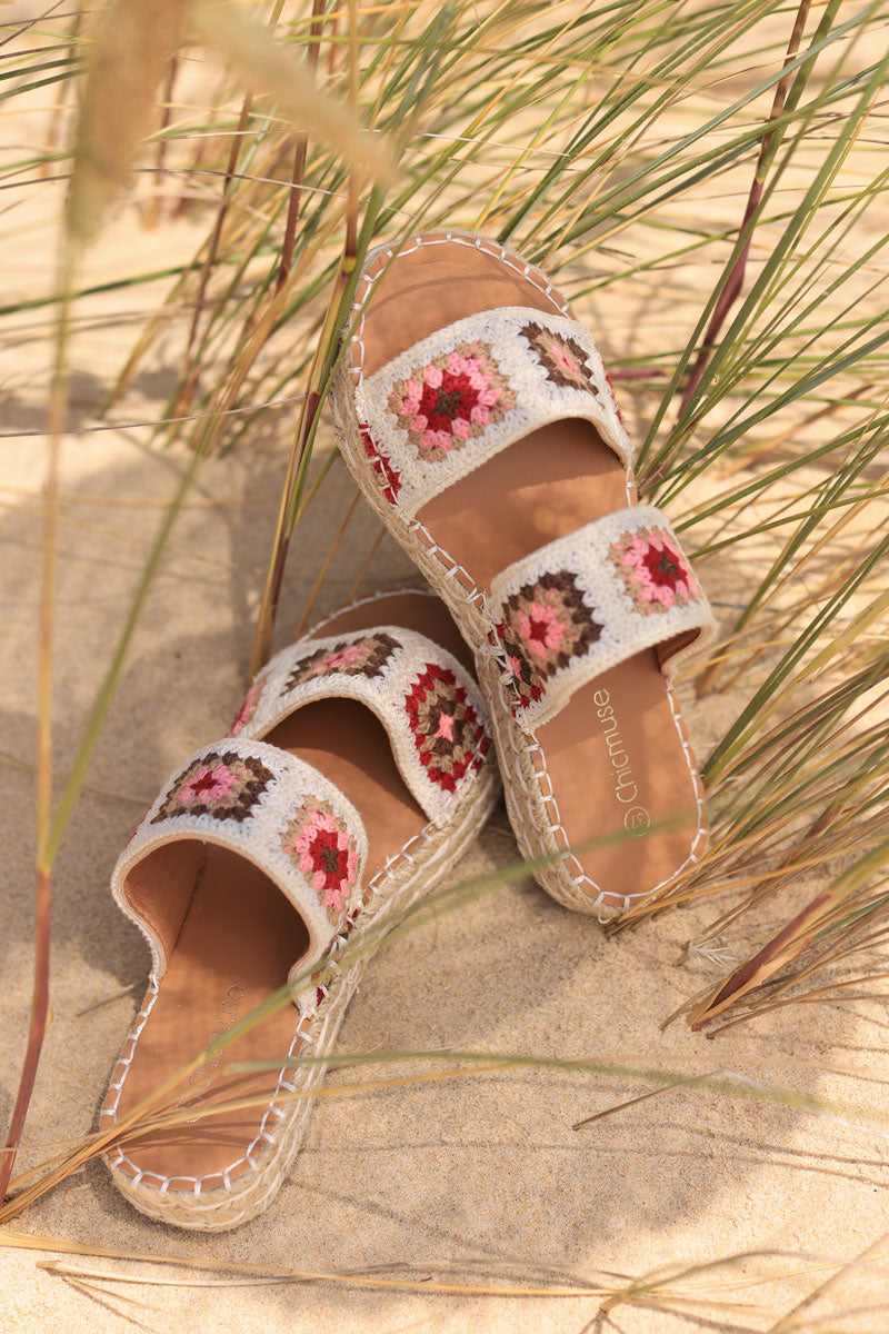 Sandalias color crudo con bordado de crochet, estampados de colores, suela de cuerda