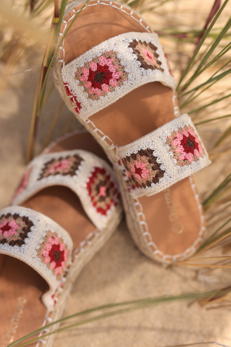 Sandalias color crudo con bordado de crochet, estampados de colores, suela de cuerda