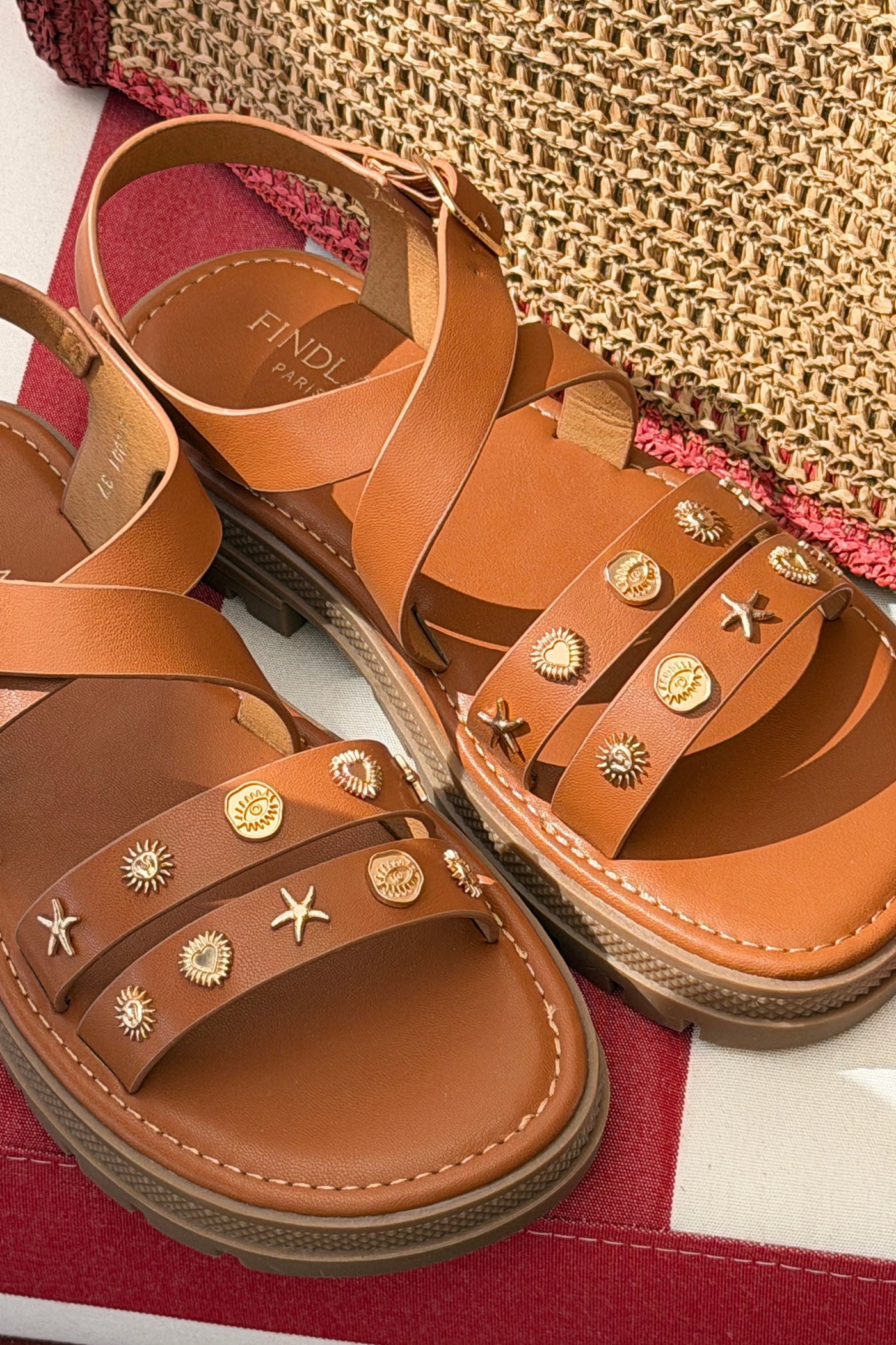 Sandales en simili cuir camel petits pins dorés vacances d'été soleil semelle crantée