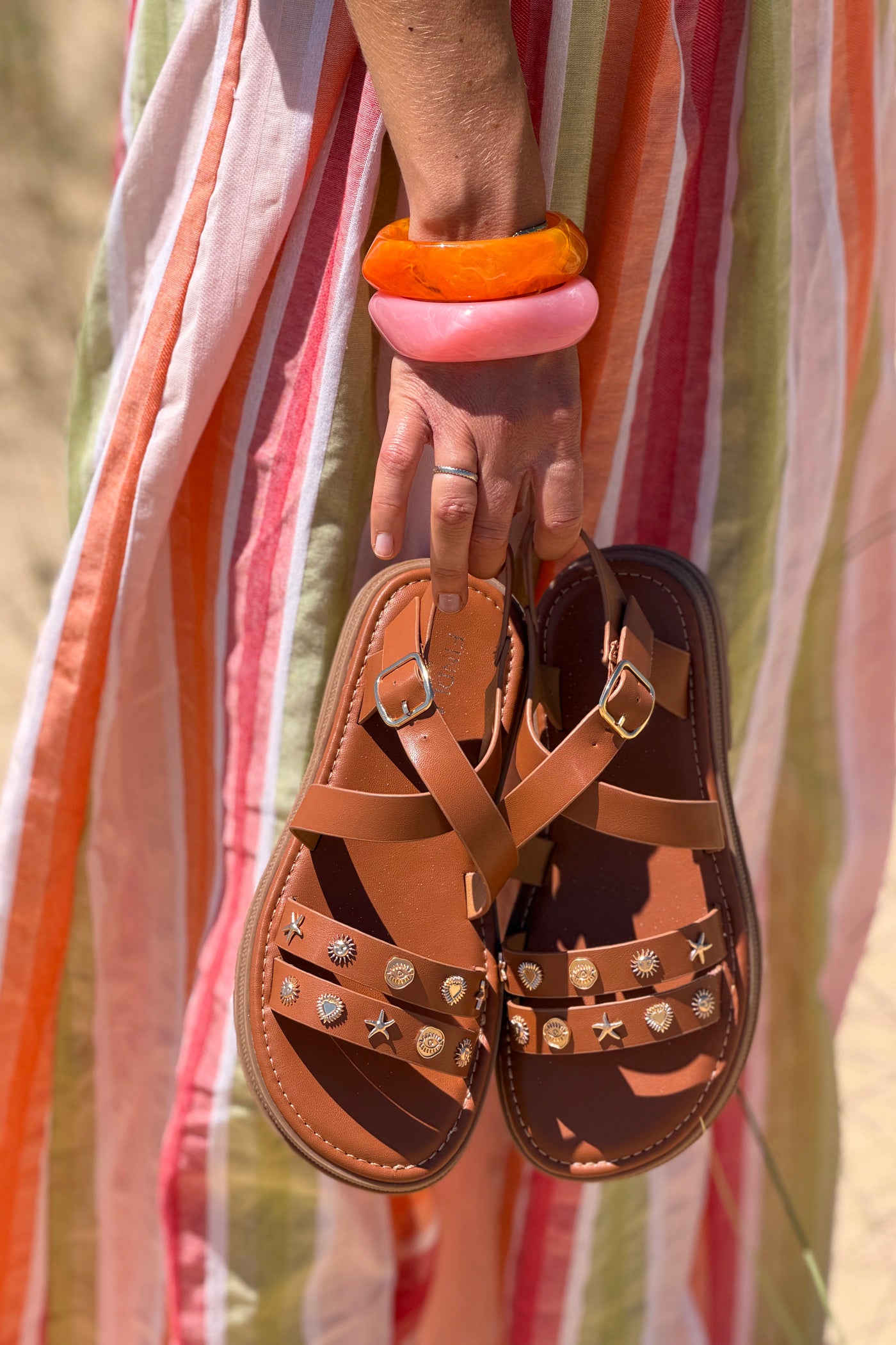 Sandales en simili cuir camel petits pins dorés vacances d'été soleil semelle crantée