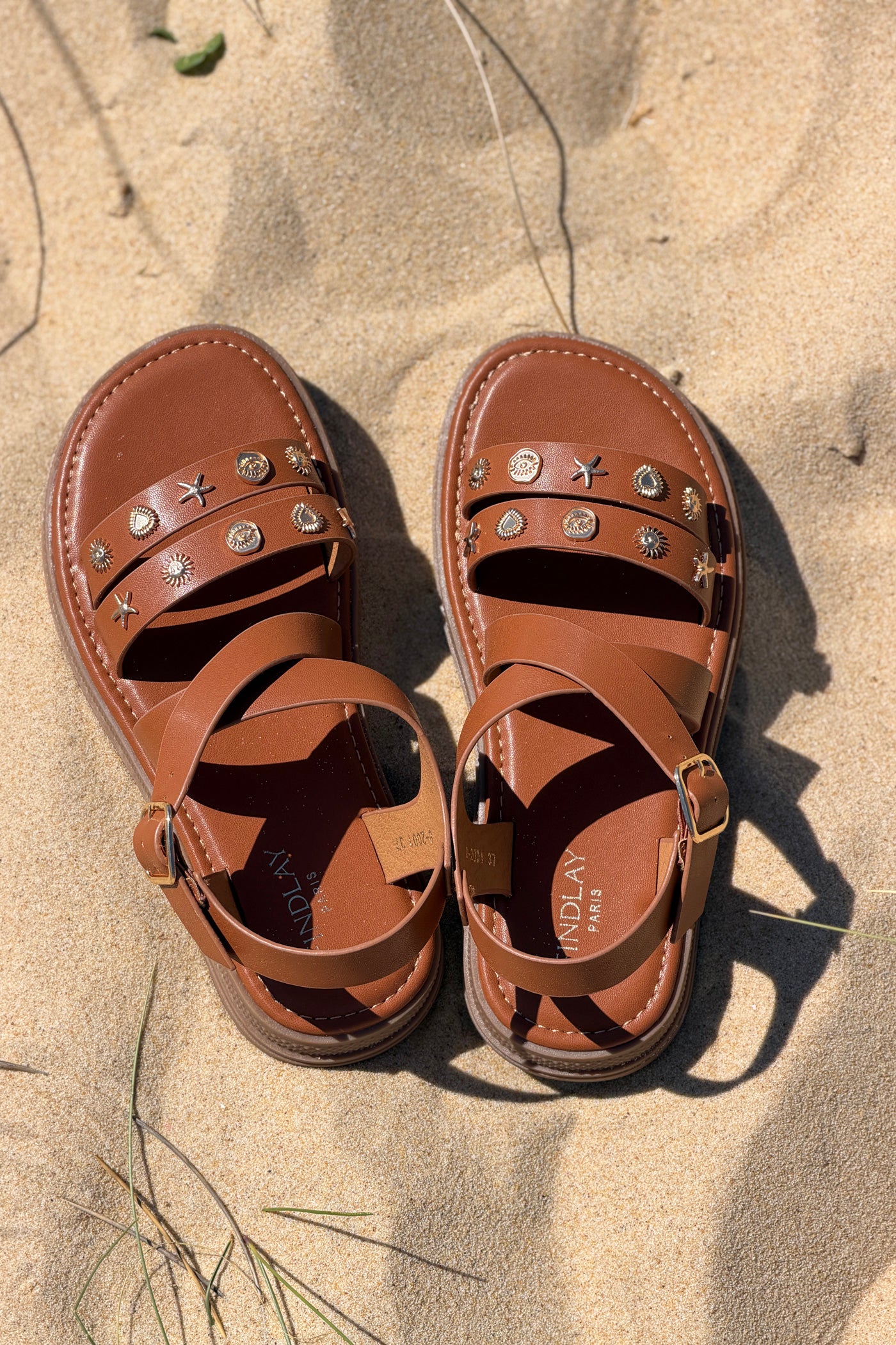 Sandales en simili cuir camel petits pins dorés vacances d'été soleil semelle crantée