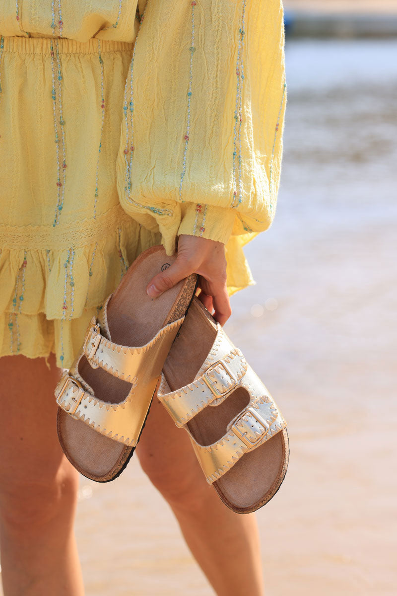 Sandalias efecto dorado con detalle de bordado dorado de doble hebilla