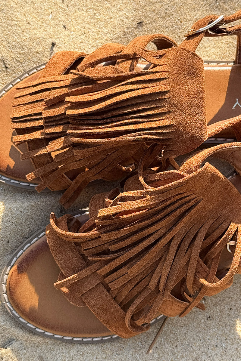 Sandales en suédine camel à franges boucle réglable