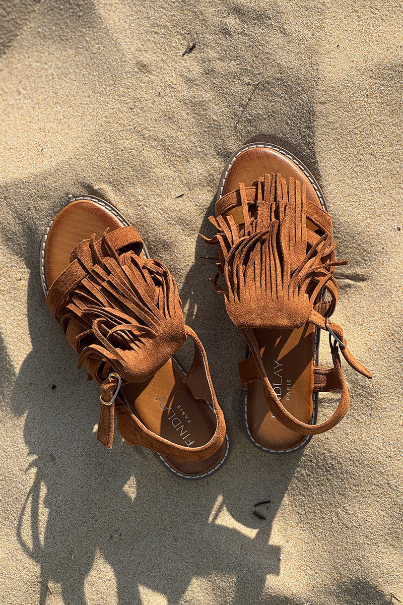 Sandales en suédine camel à franges boucle réglable