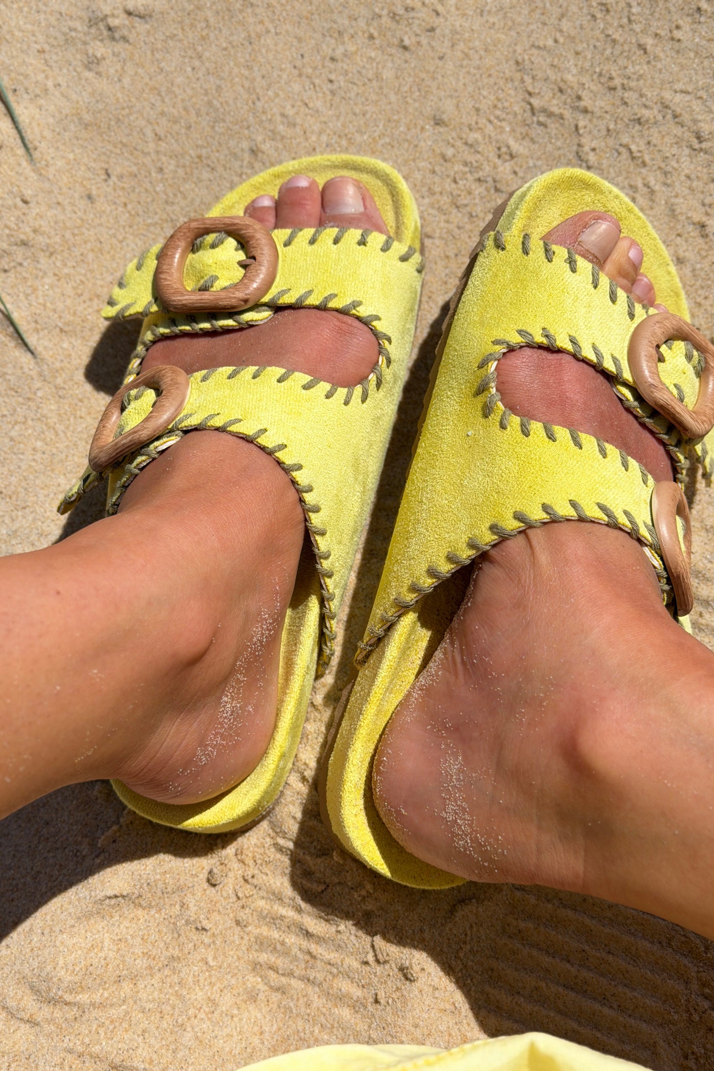 Sandales en suédine jaune détail couture boucle effet bois