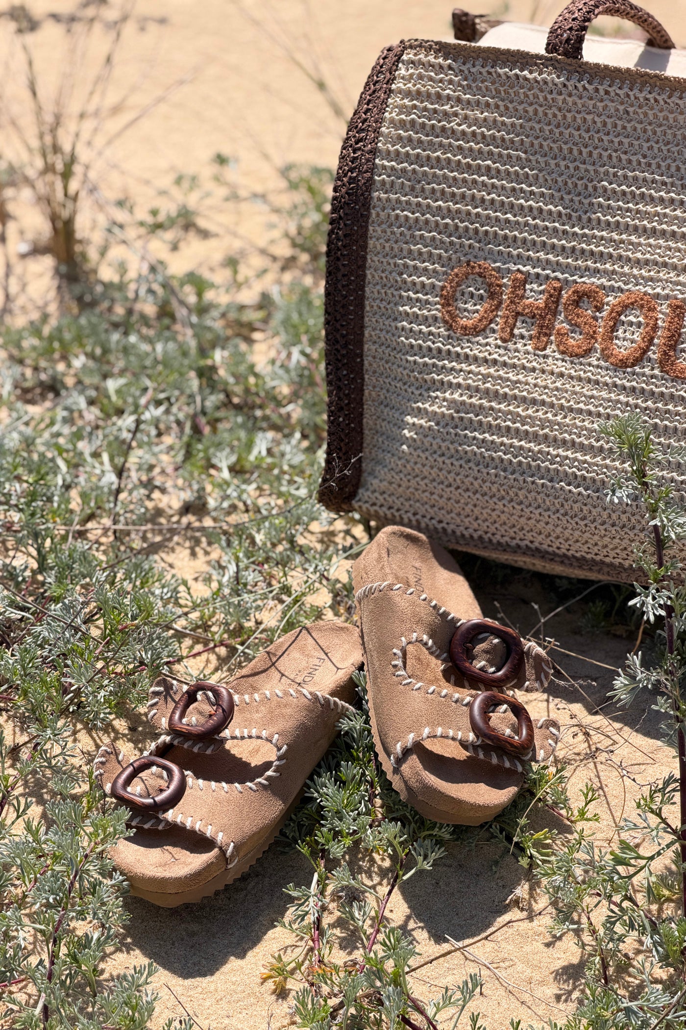 Sandales en suédine taupe détail couture boucle effet bois