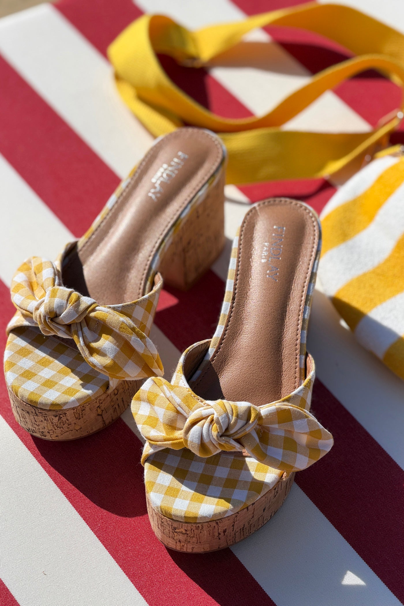 Sandales mules à talons liège carreaux vichy jaune avec nœud