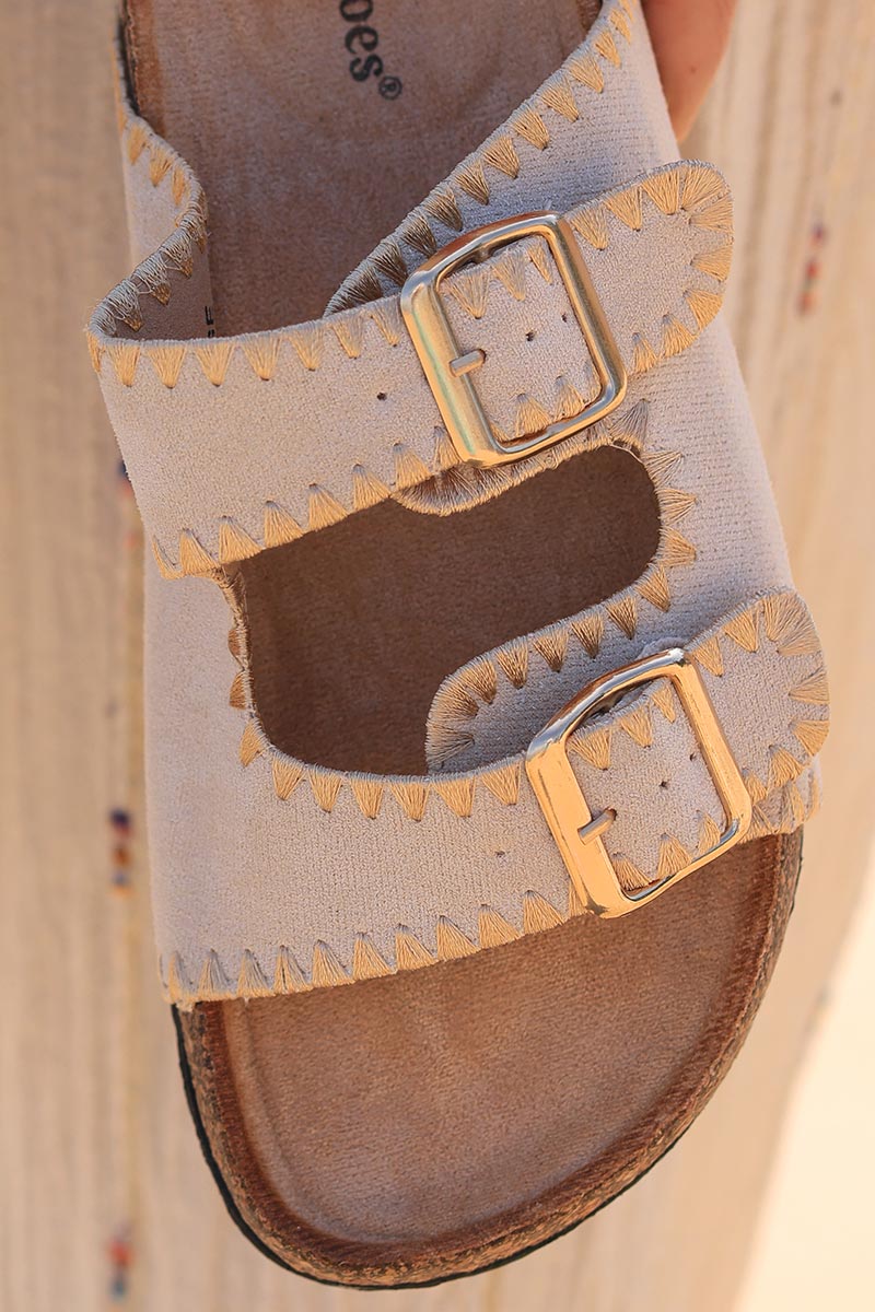 Sandalias de ante beige con detalle de bordado dorado de doble hebilla