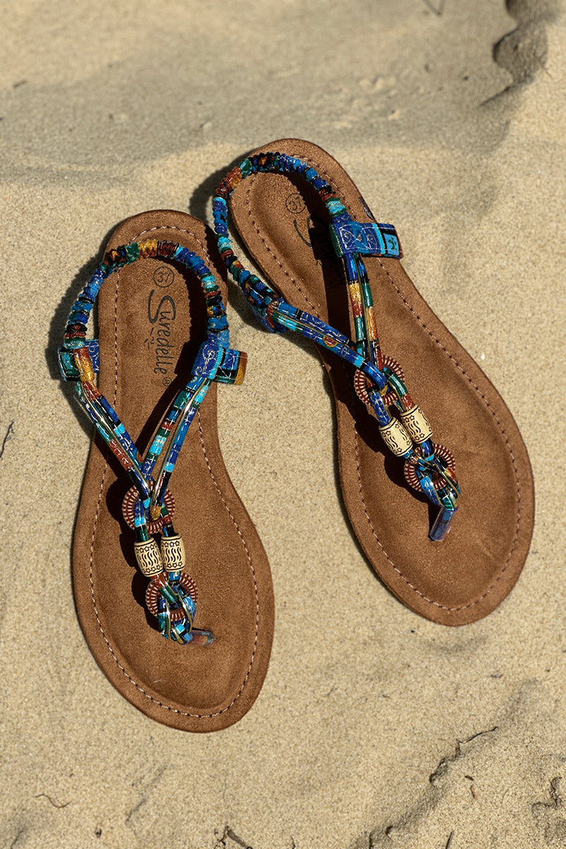 Sandalias tipo chanclas de tejido estampado encerado azul con perlas y detalles dorados
