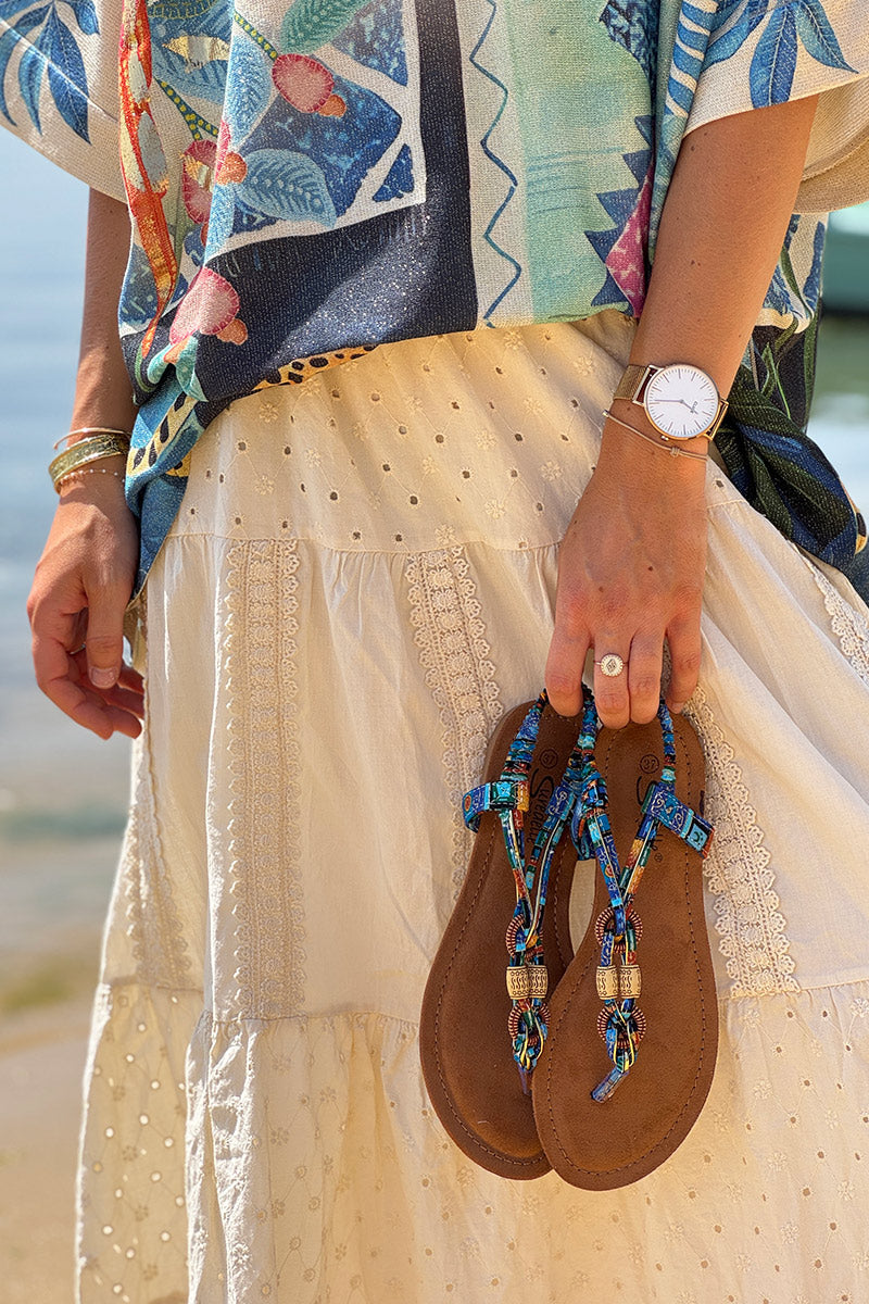 Sandalias tipo chanclas de tejido estampado encerado azul con perlas y detalles dorados