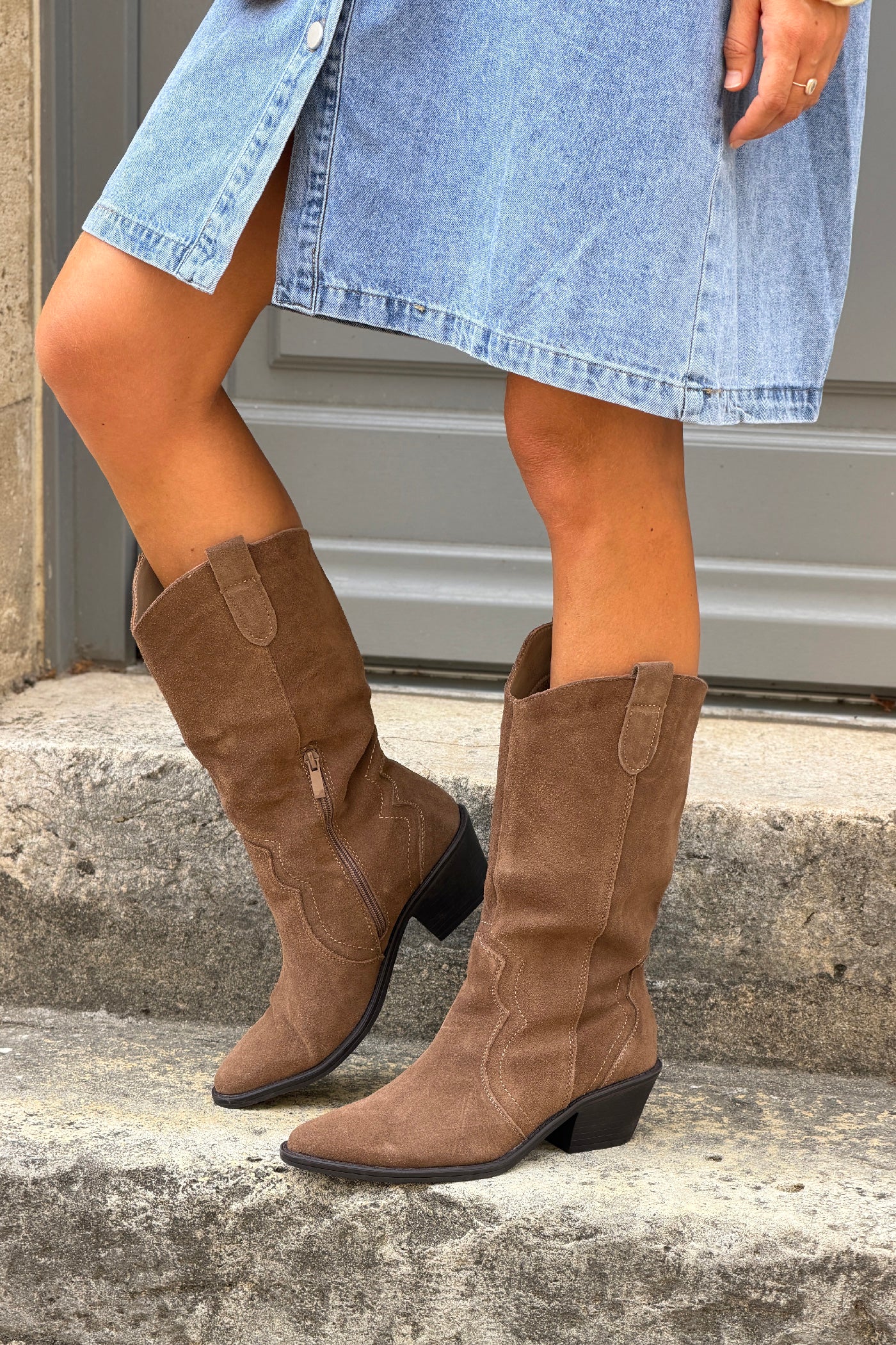 Santiags en cuir taupe avec détails brodés, talons et zip