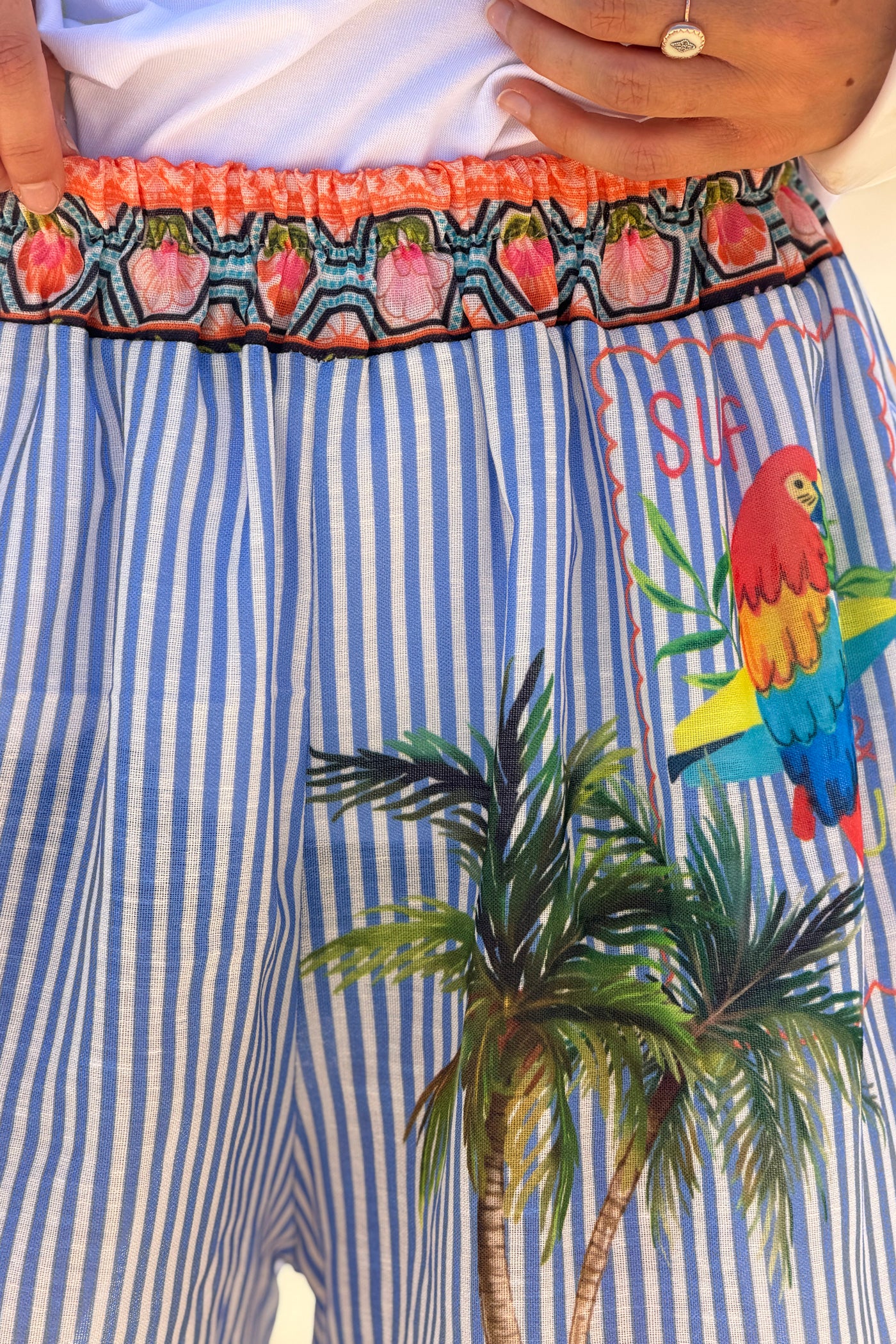 Short à rayures bleues imprimé Rio perroquets et palmiers colorés taille élastique