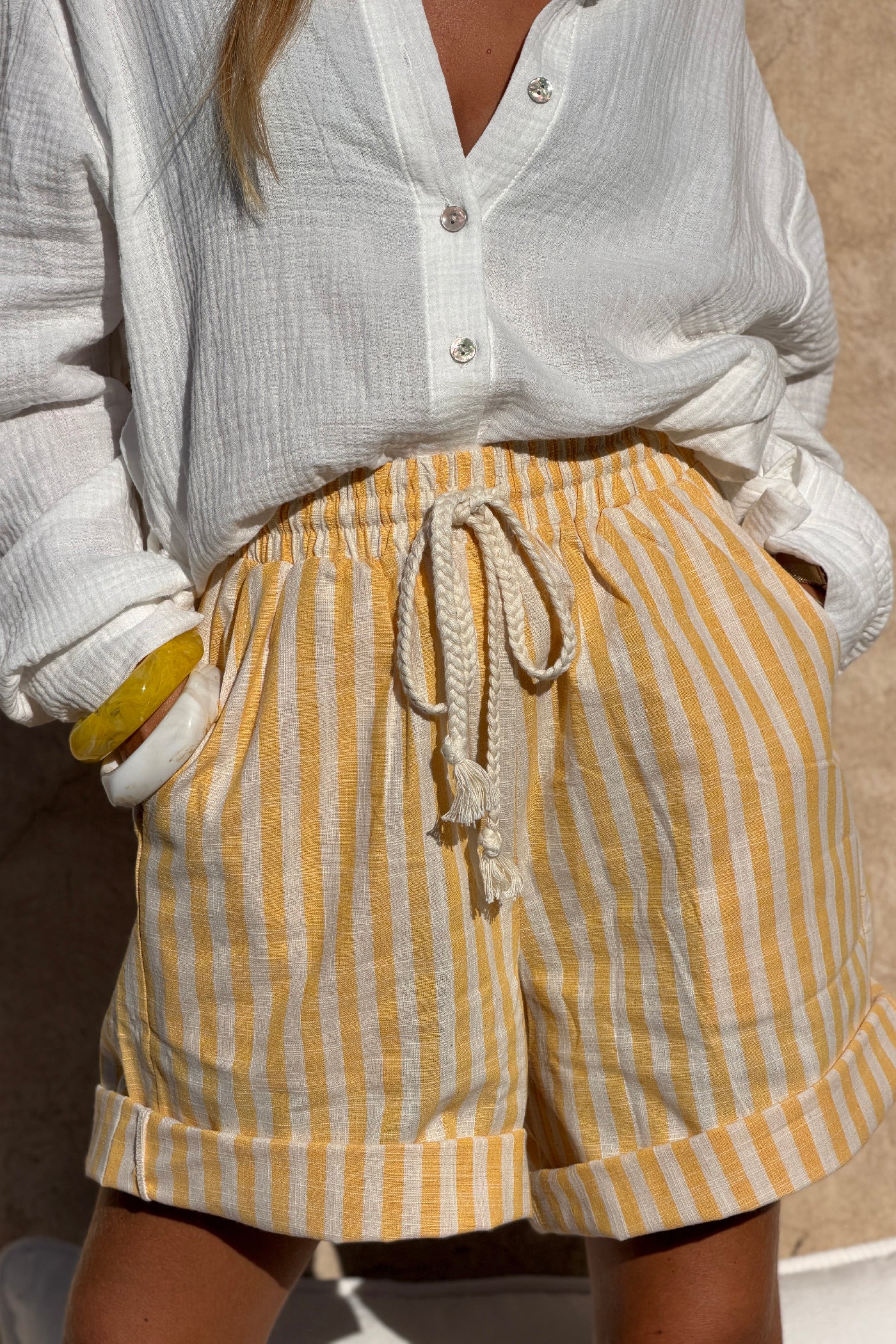 Short à rayures jaunes en coton et lin à ceinture élastique et lien tressé