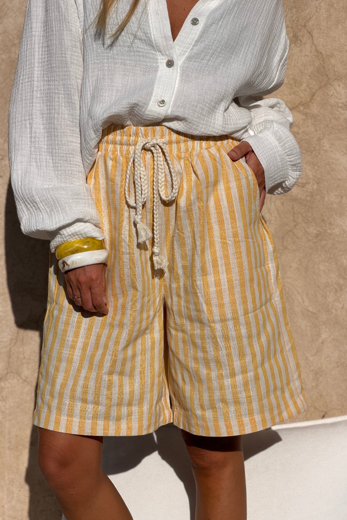 Short à rayures jaunes en coton et lin à ceinture élastique et lien tressé