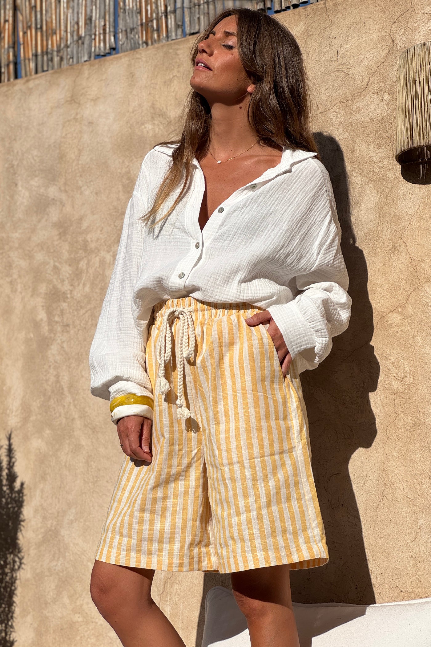 Short à rayures jaunes en coton et lin à ceinture élastique et lien tressé