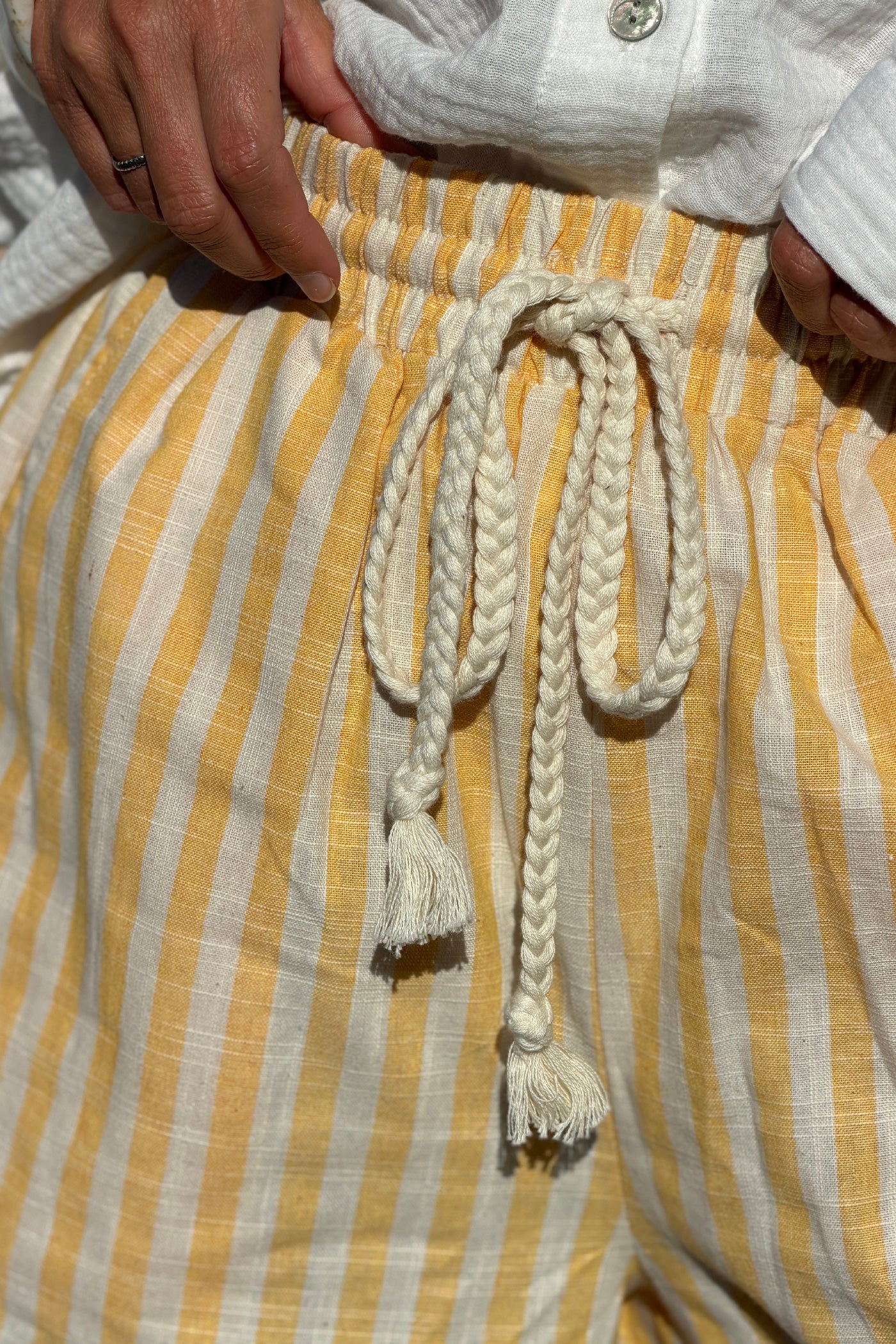 Short à rayures jaunes en coton et lin à ceinture élastique et lien tressé
