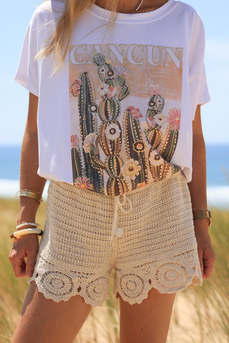 Beige lined crochet shorts with medallion pattern