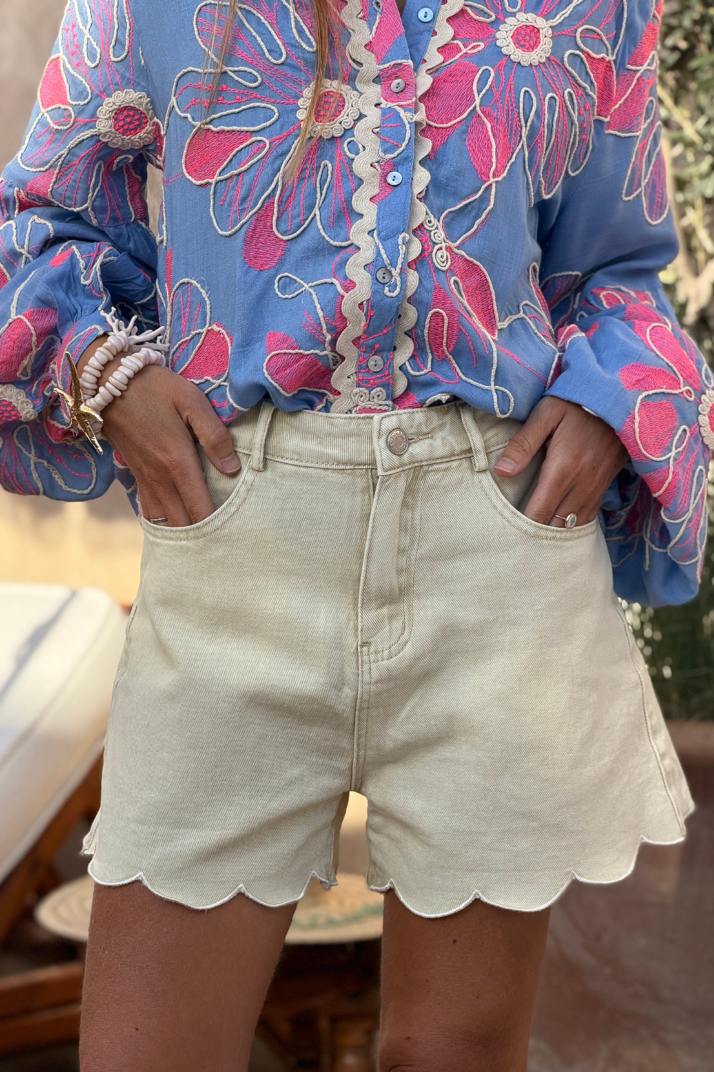 Short beige en jean souple avec ourlet festonné