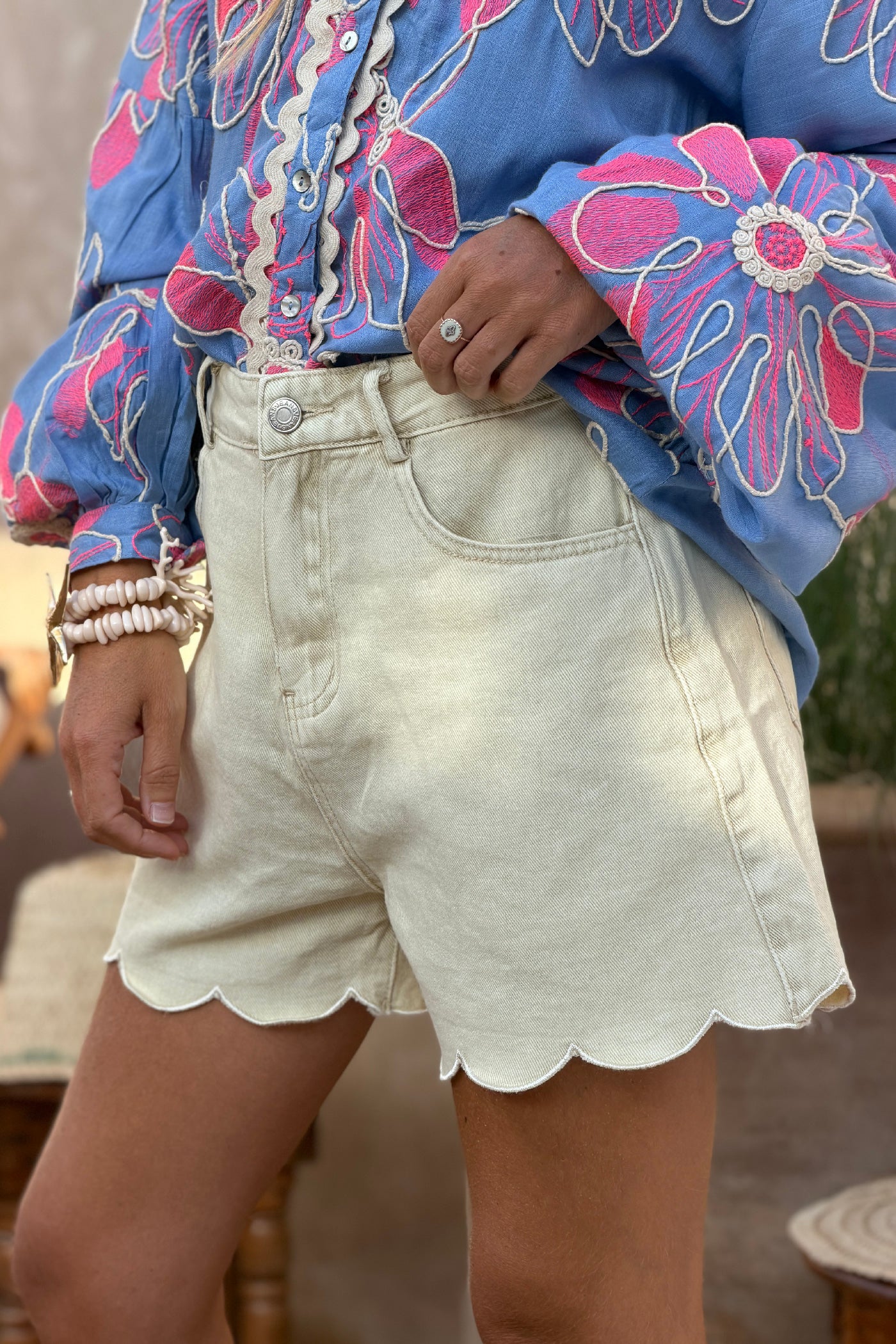 Short beige en jean souple avec ourlet festonné