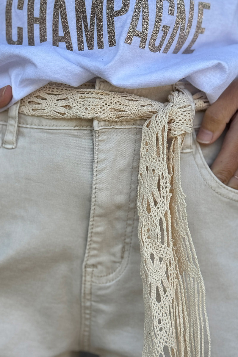 Short beige en toile stretch taille haute ceinture crochet et finitions en dentelle