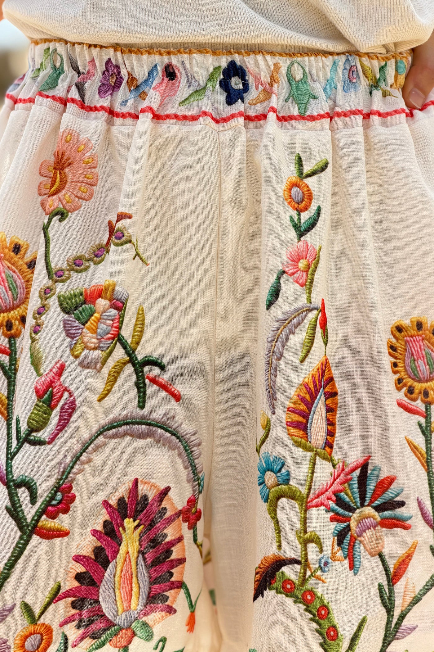 Short beige imprimé effet broderie fleurs colorées taille élastique