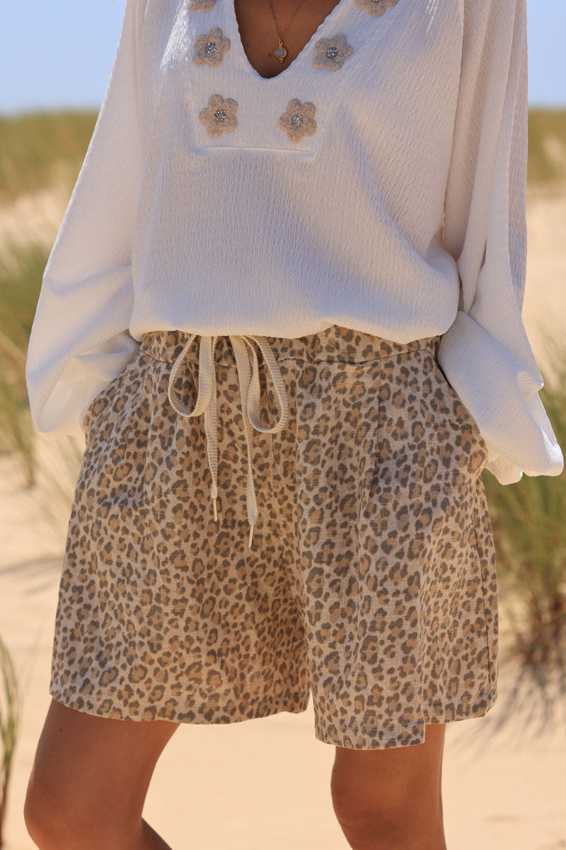 Shorts largos y holgados en lino fluido lavado con estampado de leopardo en color beige