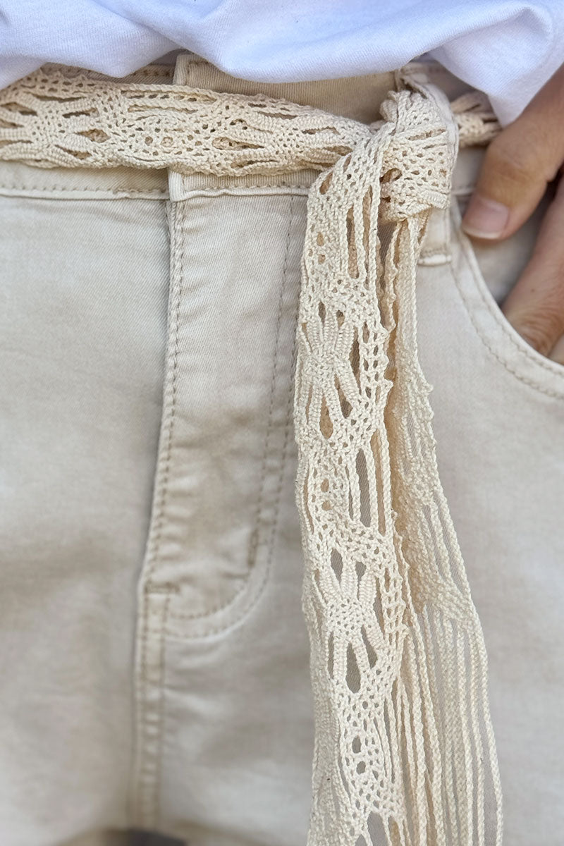 Short beige en toile stretch taille haute ceinture crochet et finitions en dentelle