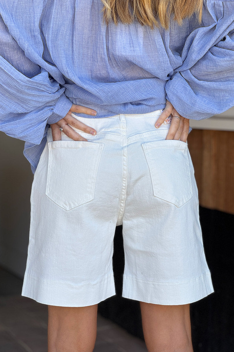 Short blanc cassé mi long boutons officiers dorés taille haute