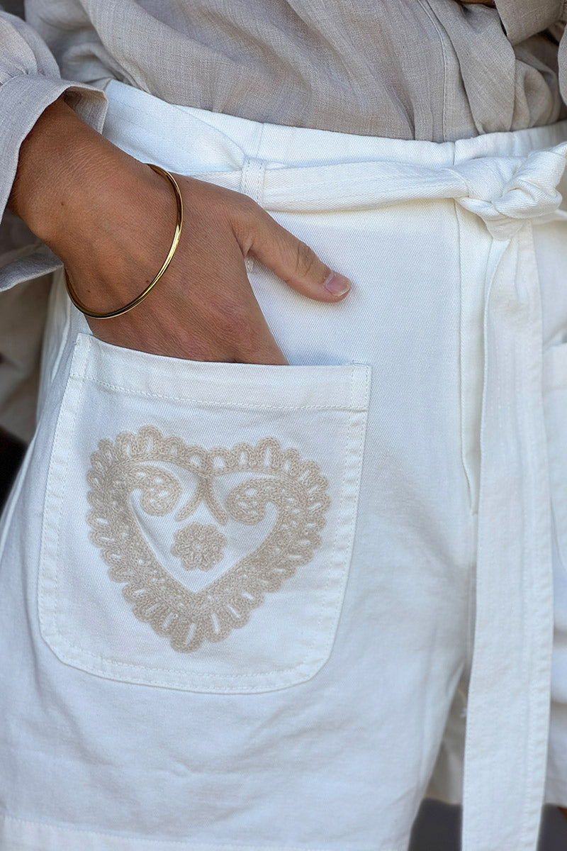 Short blanc cassé taille haute broderie coeurs paisley beige avec ceinture