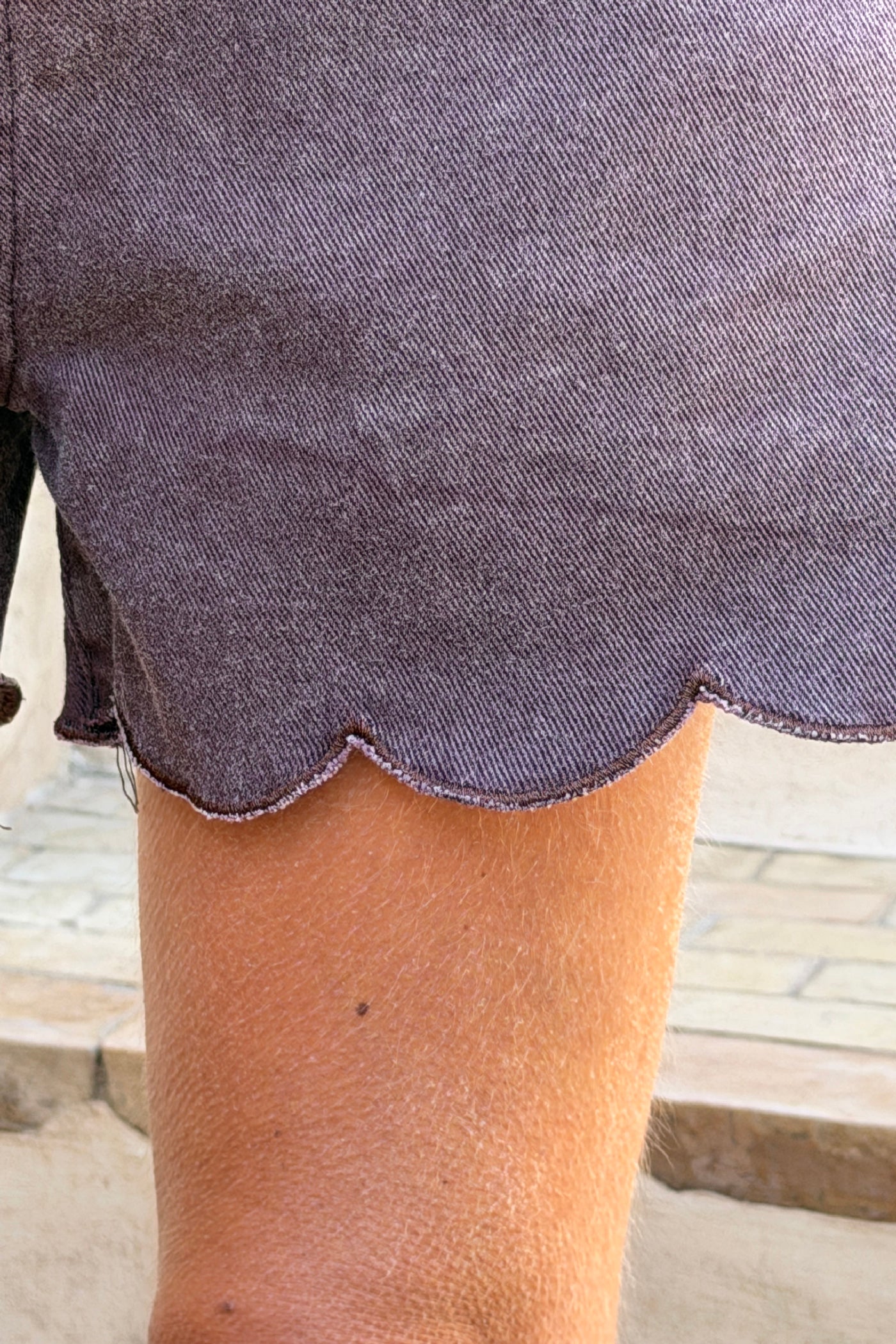 Short chocolat délavé en jean souple avec ourlet festonné