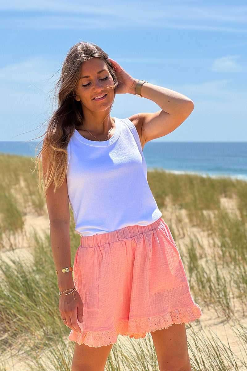 Short corail en gaze de coton poches et finitions en broderie anglaise