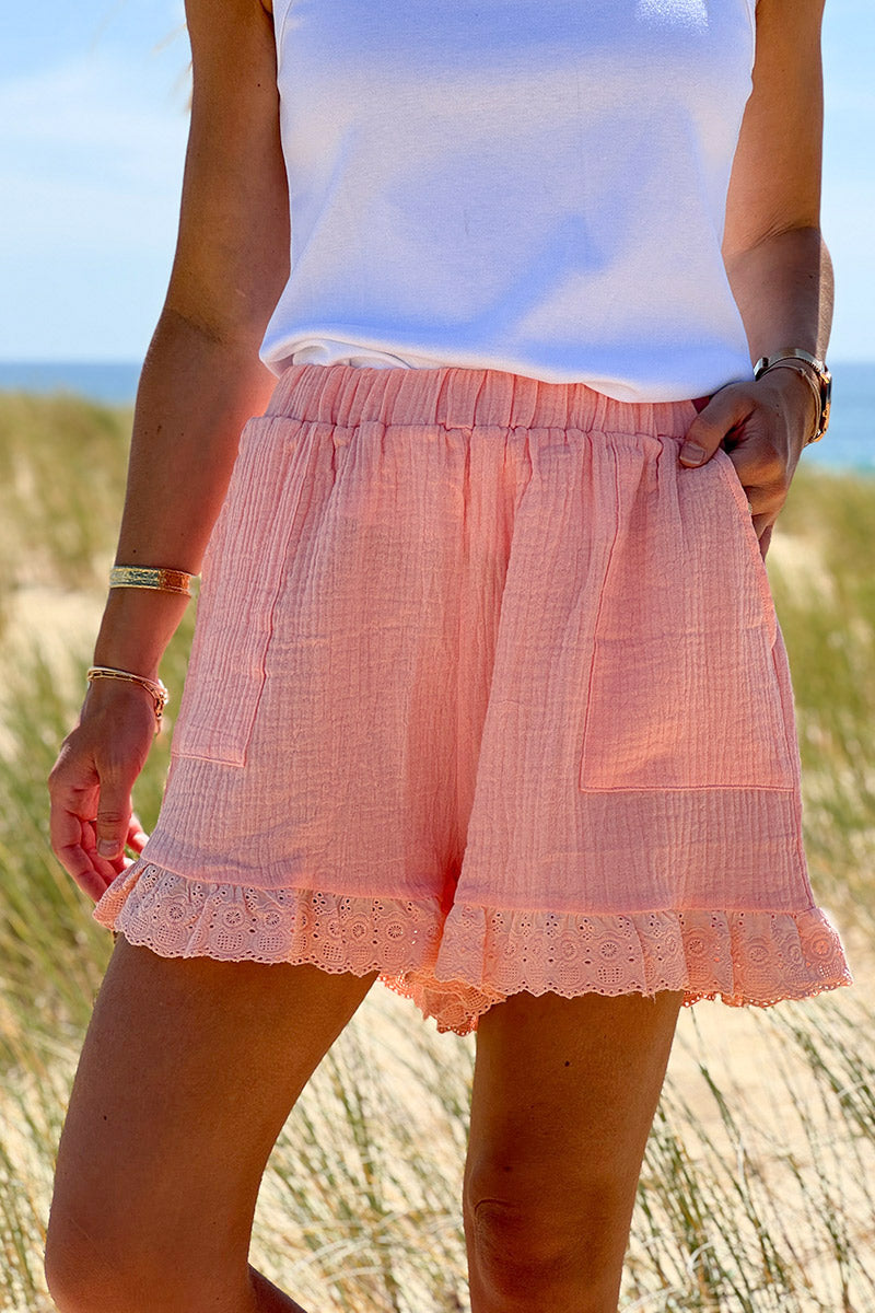 Short corail en gaze de coton poches et finitions en broderie anglaise