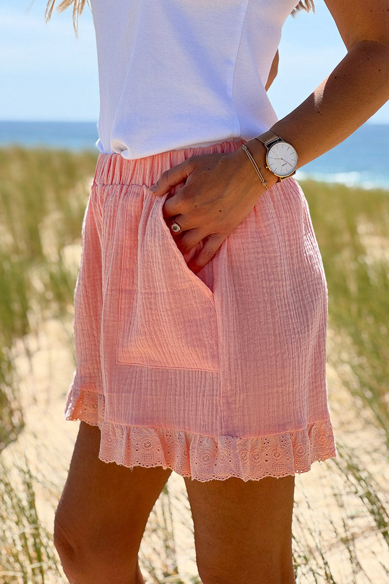 Short corail en gaze de coton poches et finitions en broderie anglaise
