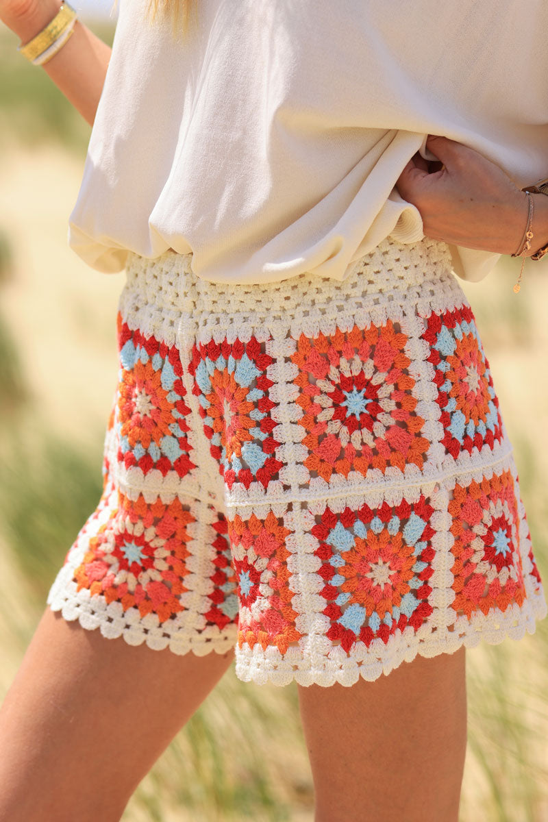 Short en crochet motifs seventies tons orangés ceinture élastique