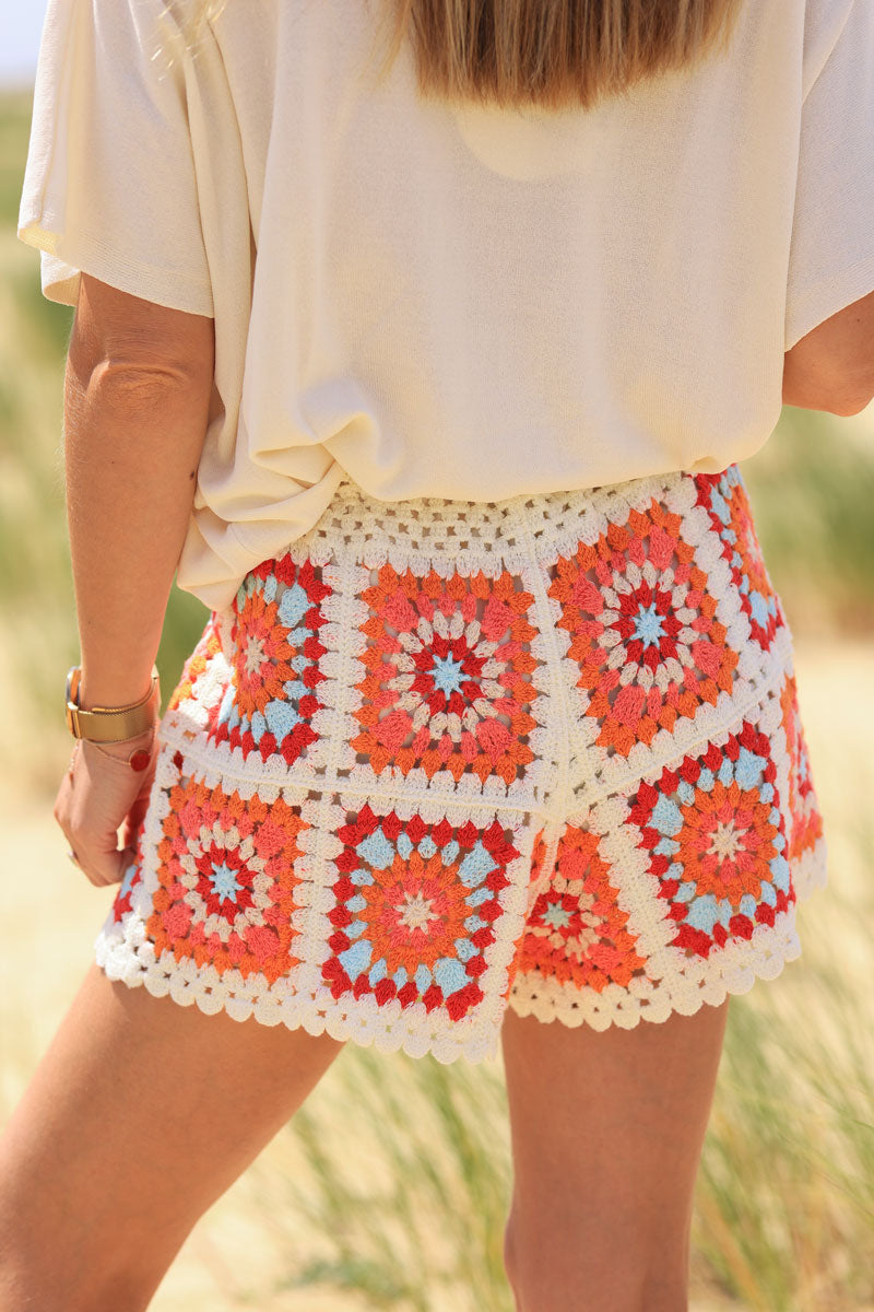 Short en crochet motifs seventies tons orangés ceinture élastique
