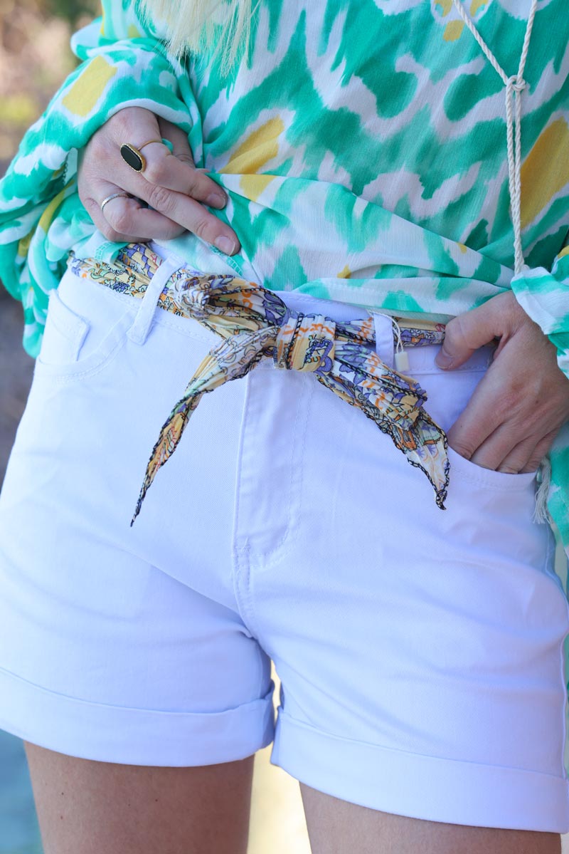 Short en jean blanc avec revers ceinture foulard imprime h059 (1)