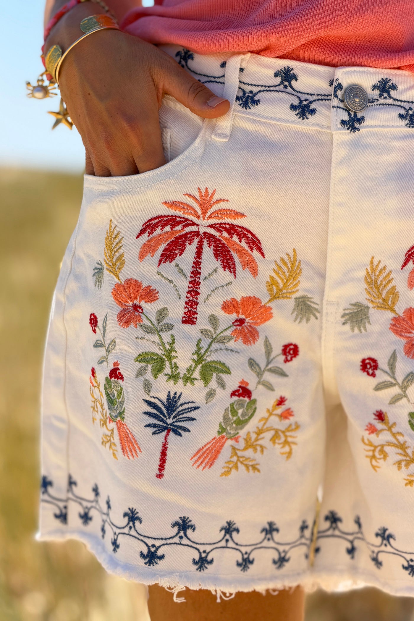 Short en jean blanc broderie tropicale colorée palmier fleurs perroquets