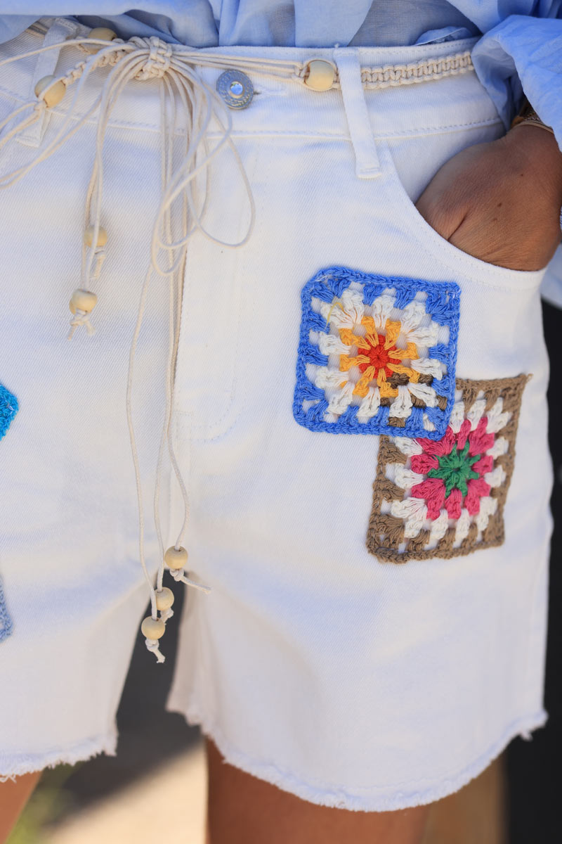 Short vaquero blanco roto con parches bordados en crochet de colores