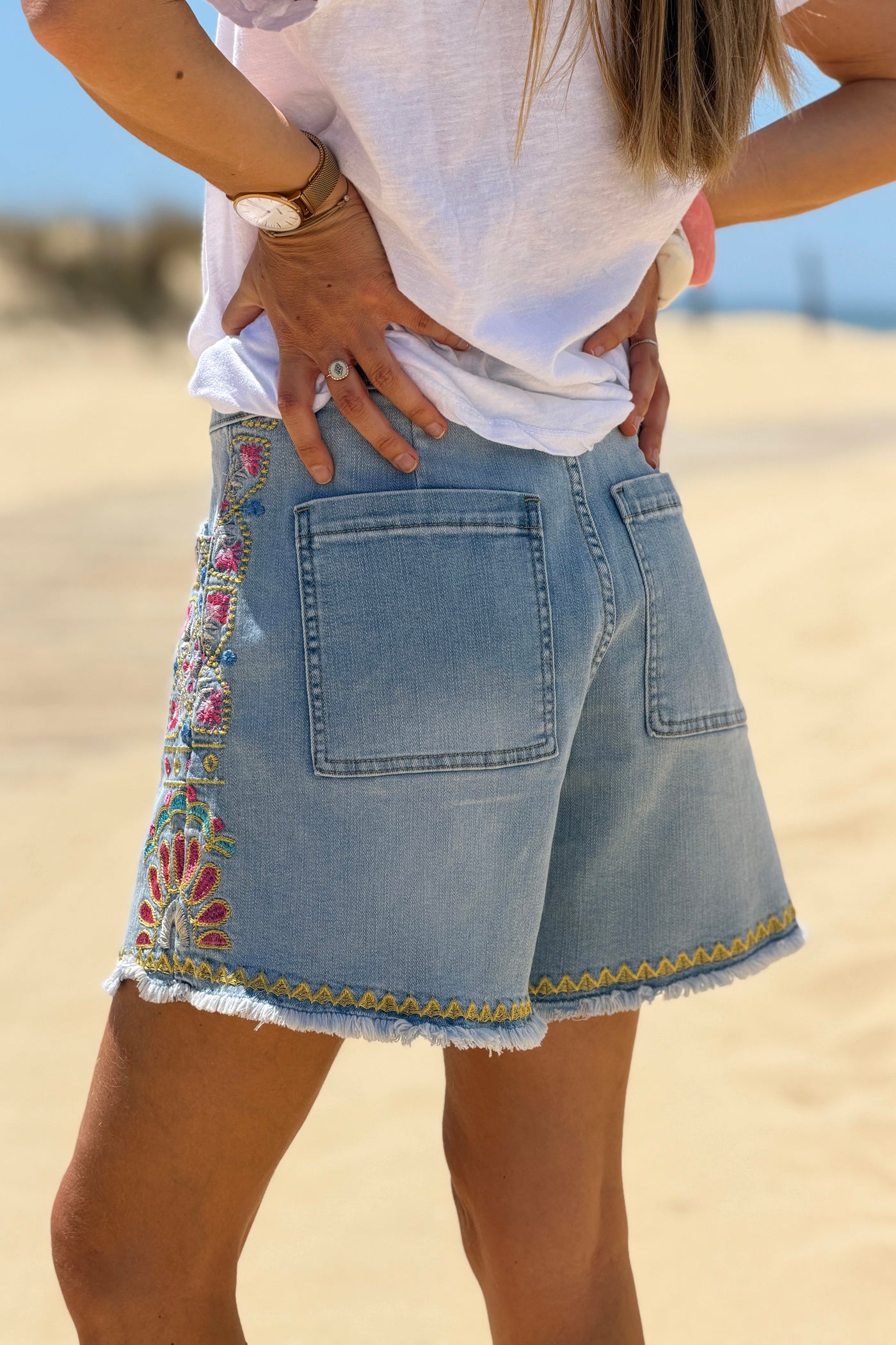 Short en jean broderie fleurs colorées sur le côté