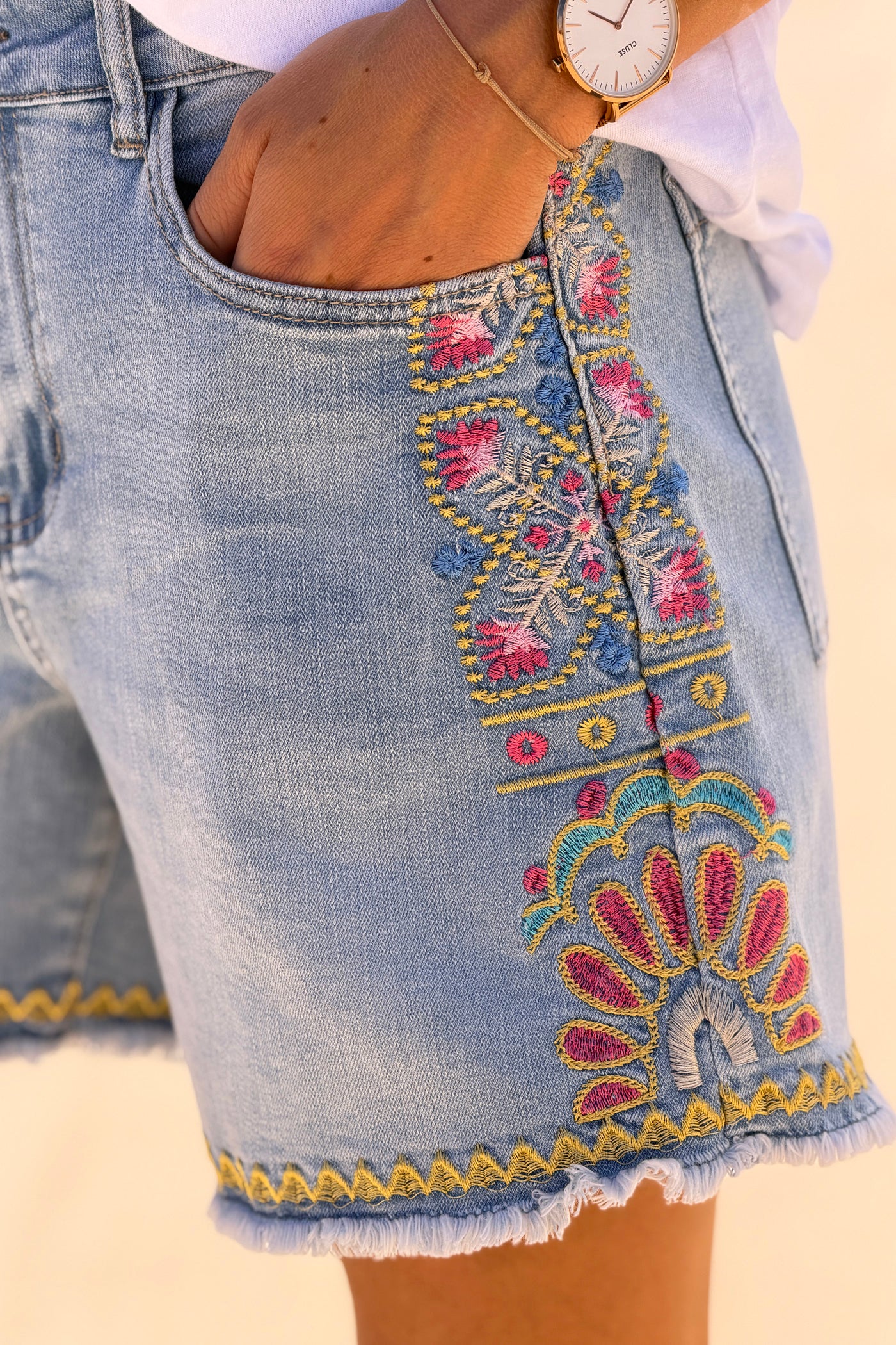 Short en jean broderie fleurs colorées sur le côté