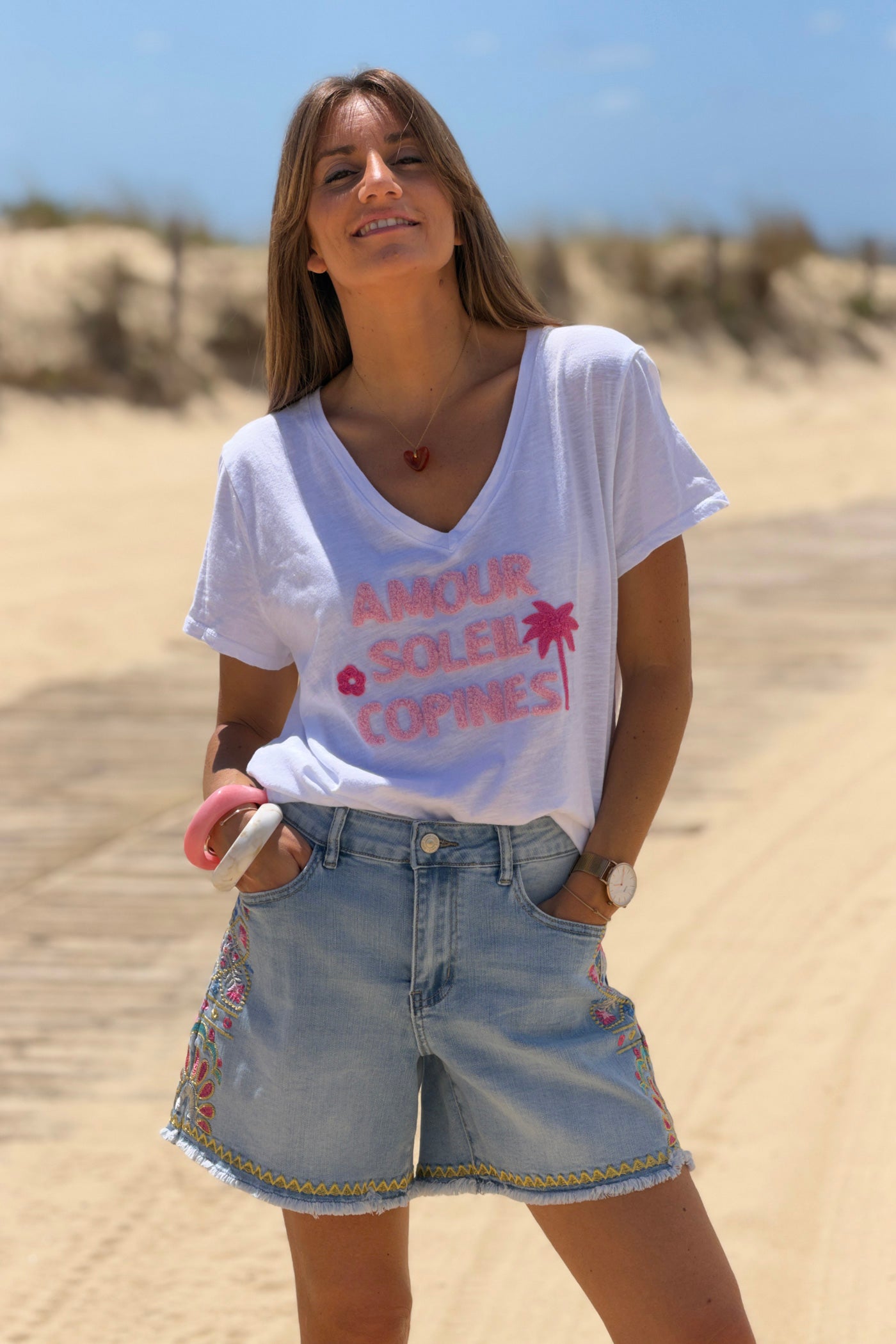 Short en jean broderie fleurs colorées sur le côté