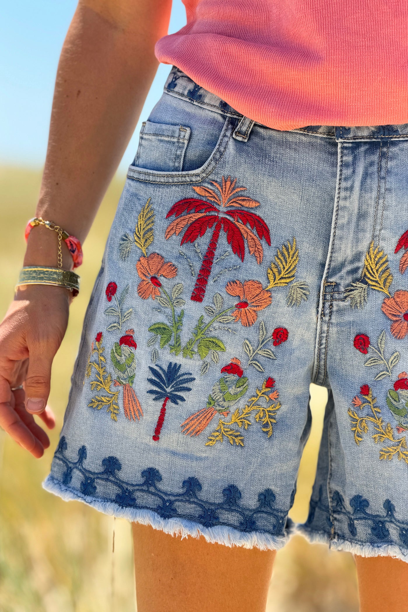 Short en jean broderie tropicale colorée palmier fleurs perroquets