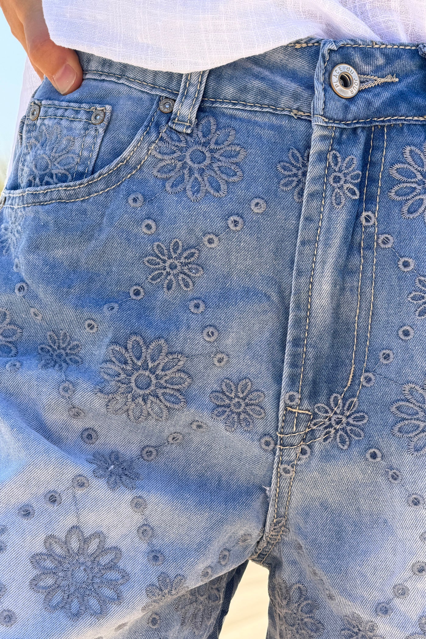 Short en jean délavé broderie anglaise fleurs