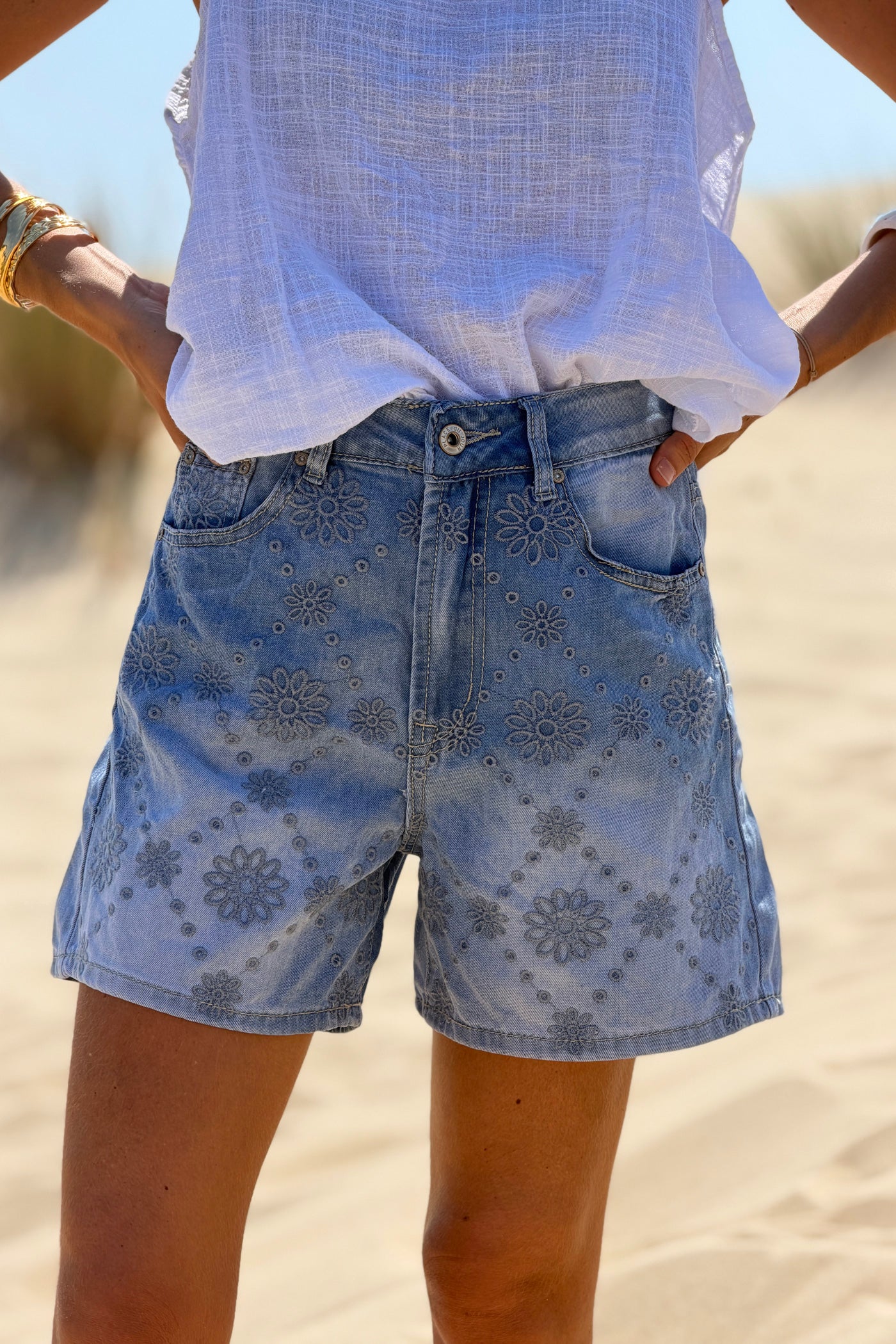 Short en jean délavé broderie anglaise fleurs