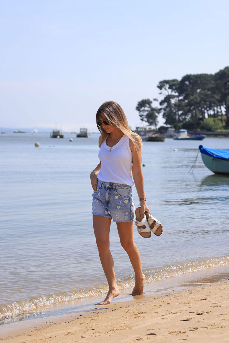 Short en jean délavé clair fleurs en dentelle et strass brodés