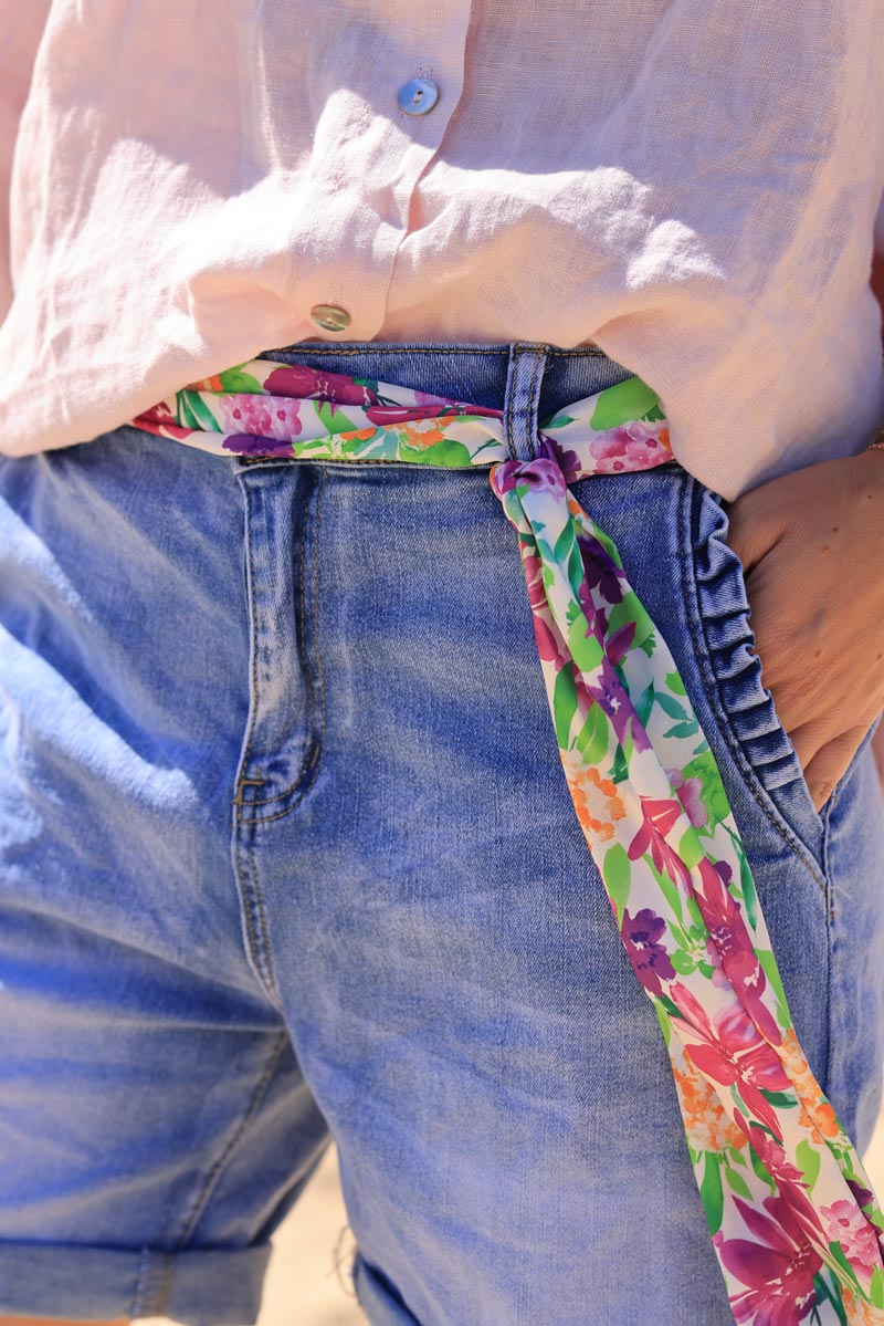 Short en jean délavé confort stretch poches froufrous et ceinture foulard aléatoire