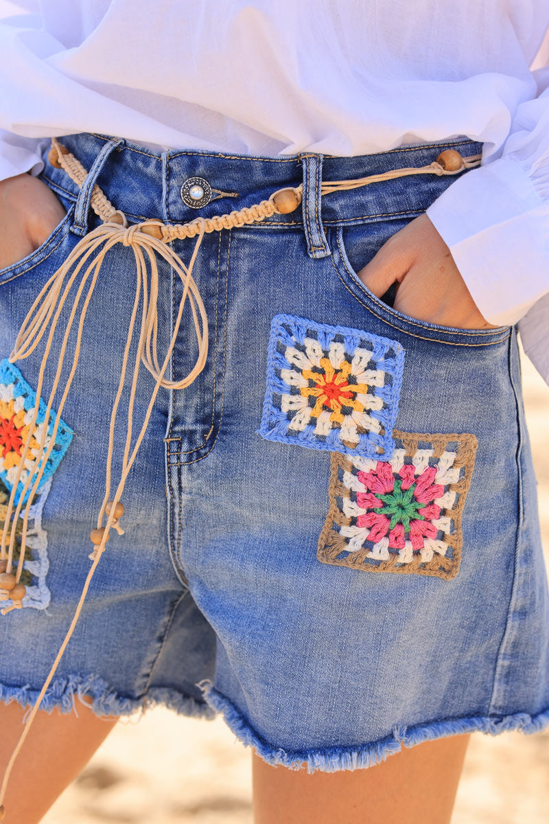 Short en jean délavé patchs brodés en crochet coloré