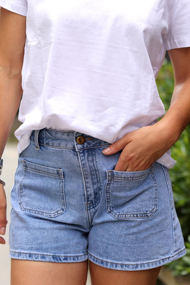 Short en jean délavé poches plaquées devant matière denim bleu clair pour femme H087